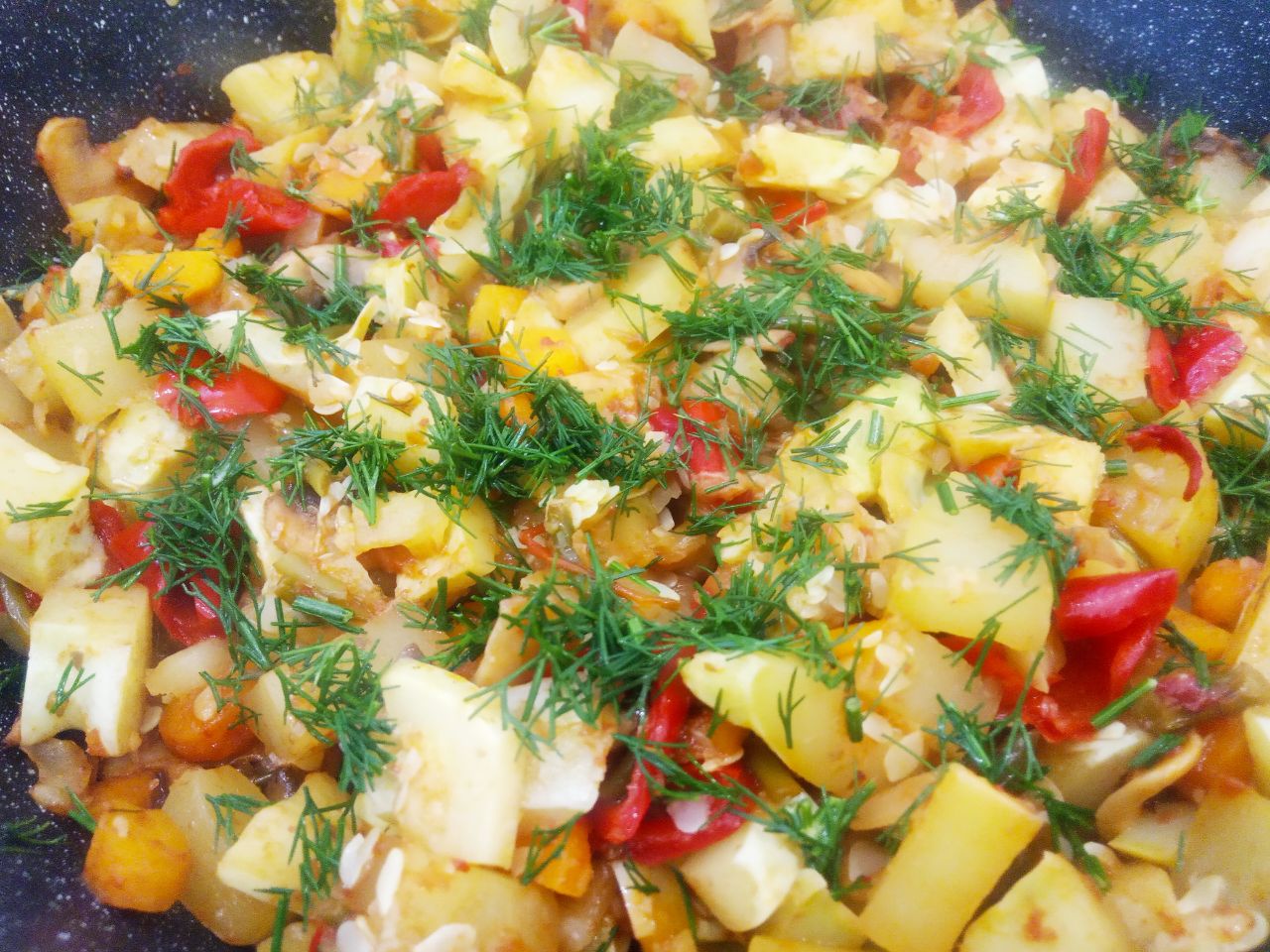 Тушеные патиссоны с овощами и грибами: Выкладываем патиссоны, размешиваем, солим по вкусу, кладем лавровый лист. Накрываем крышкой и на медленном