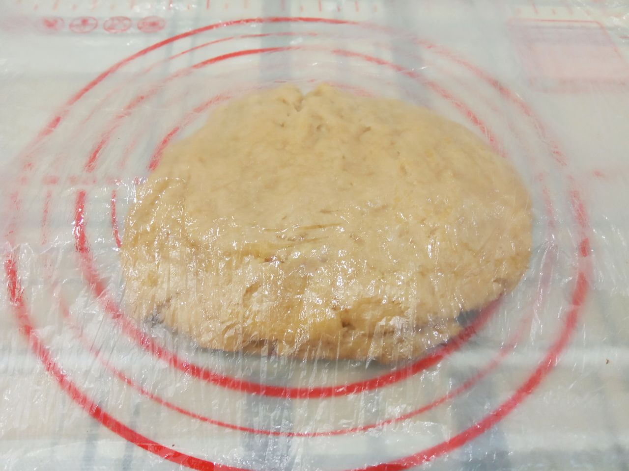 Домашнее печенье рассыпчатое и песочное, вкусное и аппетитное: Через полчаса достаем тесто с холодильника, накрываем полиэтиленовым пакетом для пищевых продуктов и