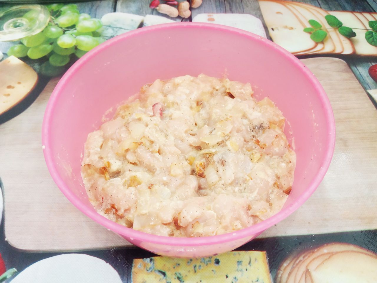 Котлеты из рубленого куриного филе, жареного лука и манной крупы: Соединяем филе, яйца, манную крупу, жареный лук и чеснок. Добавляем по вкусу соль и перец, массу тщательно