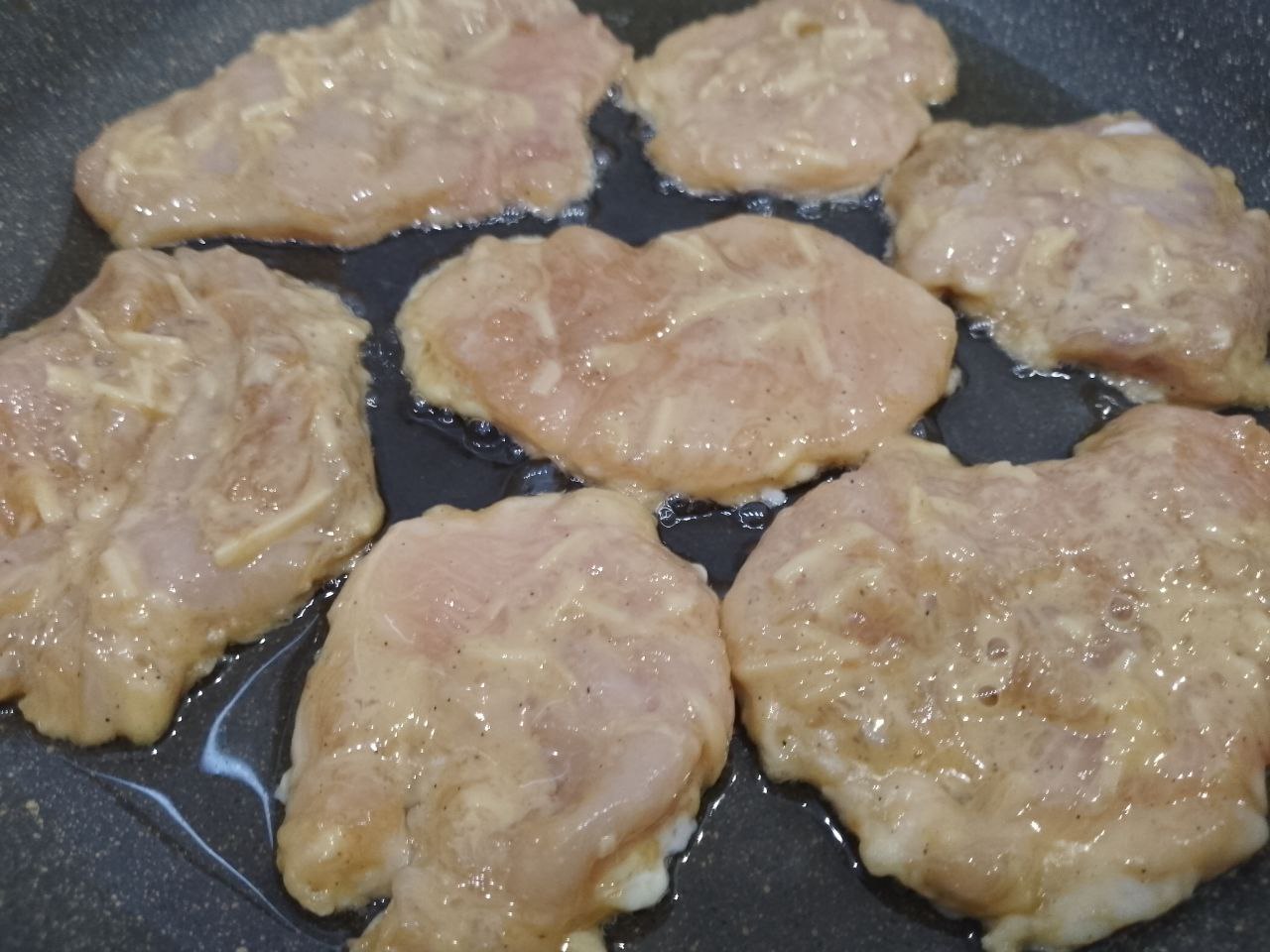 Отбивные в кляре из куриного мяса, на сковороде: Разогреваем сковороду с растительным маслом и укладываем отбивные на сковороду.