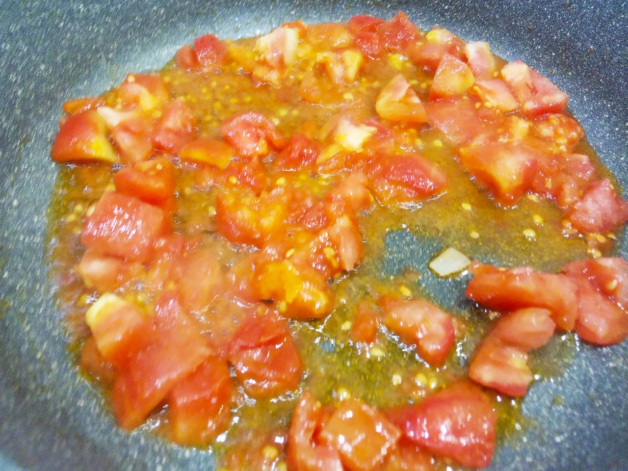 Тушеная фасоль с овощами, вкусно и сытно: Обжариваем помидоры и выкладываем в сотейник.