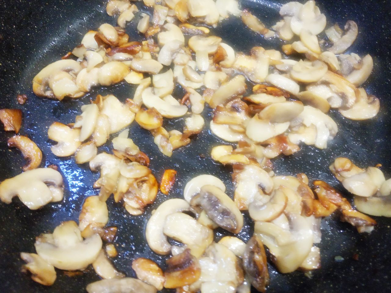 Мясные котлеты или зразы с грибами и сыром, в яичном кляре и сухарях: Разогреваем сковороду с растительным маслом, выкладываем ломтики грибов, солим по вкусу и обжариваем до