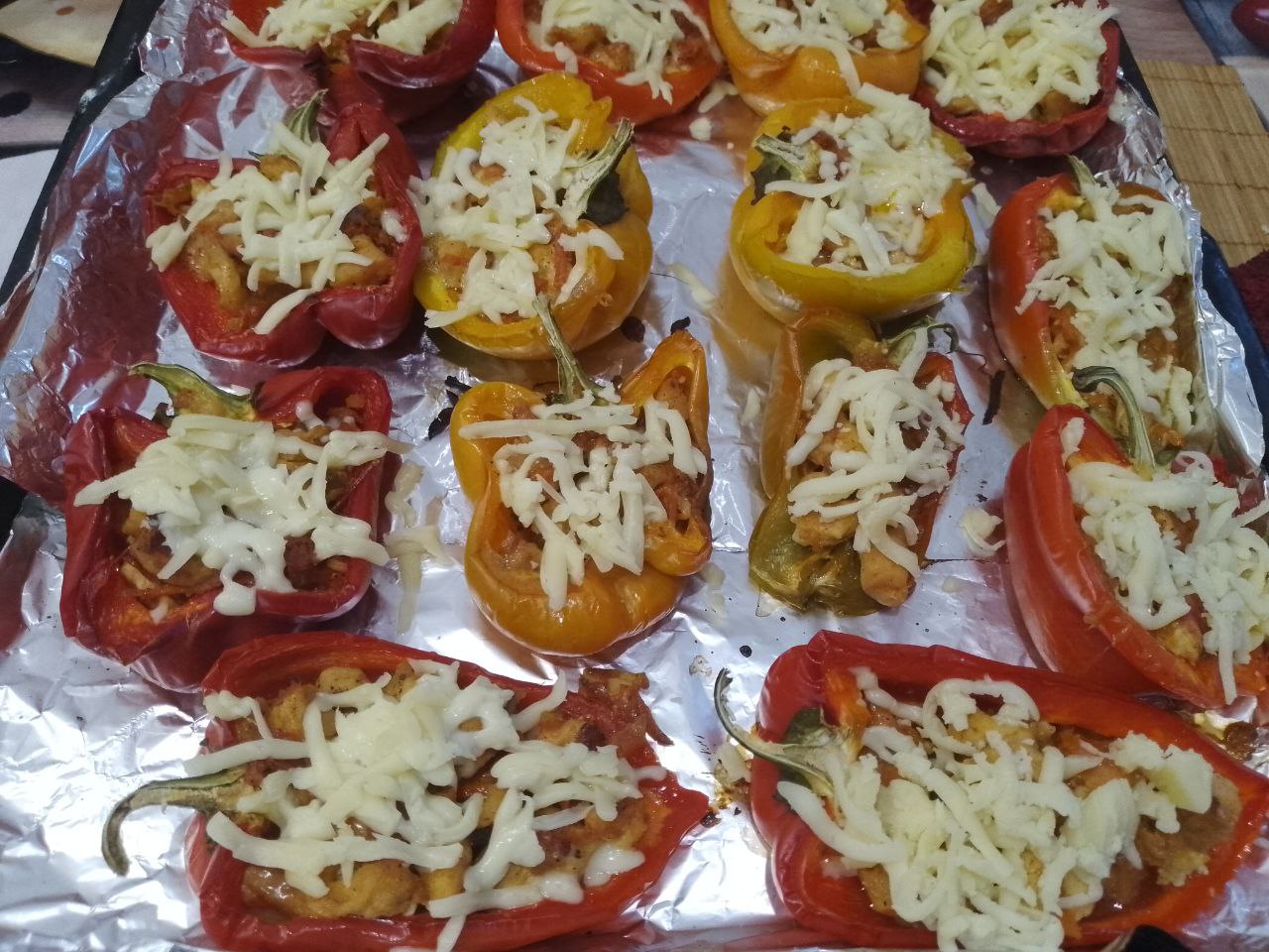 Перец с мясной начинкой и овощами, в духовке: В конце запекания достаем перец, посыпаем тертым сыром и ставим обратно в духовку на 5 минут.