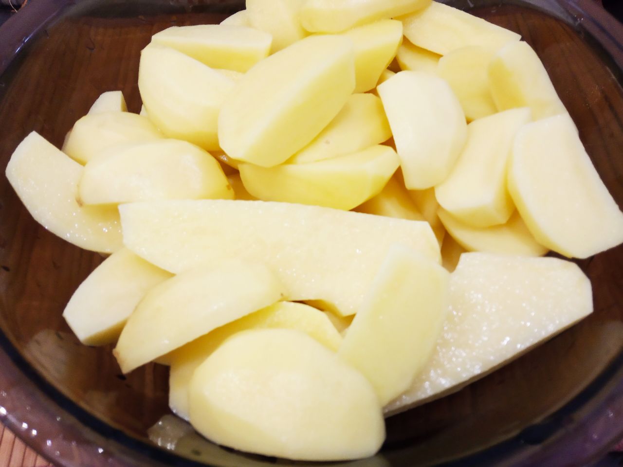 Запеченный молодой картофель в сметане и сыре: Картофель разрезаем на 2 или 4 части, в зависимости от размеров картофеля.
