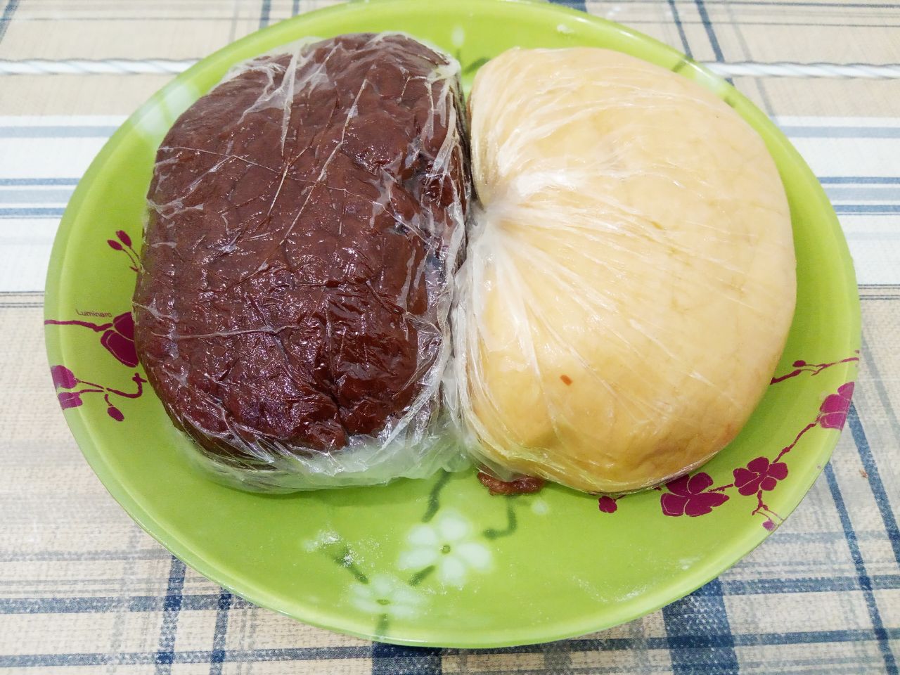 Домашнее печенье рассыпчатое и песочное, вкусное и аппетитное: Тесто кладем в пищевой пакет и кладем в холодильник на пол часа.