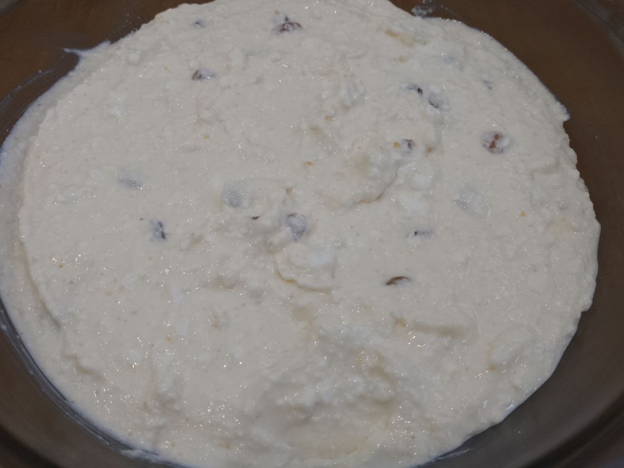 Творожная запеканка с изюмом, нежная и вкусная: Соединяем творог, желтки с сахаром, сметану с манной крупой, разрыхлитель для теста и изюм. Массу тщательно