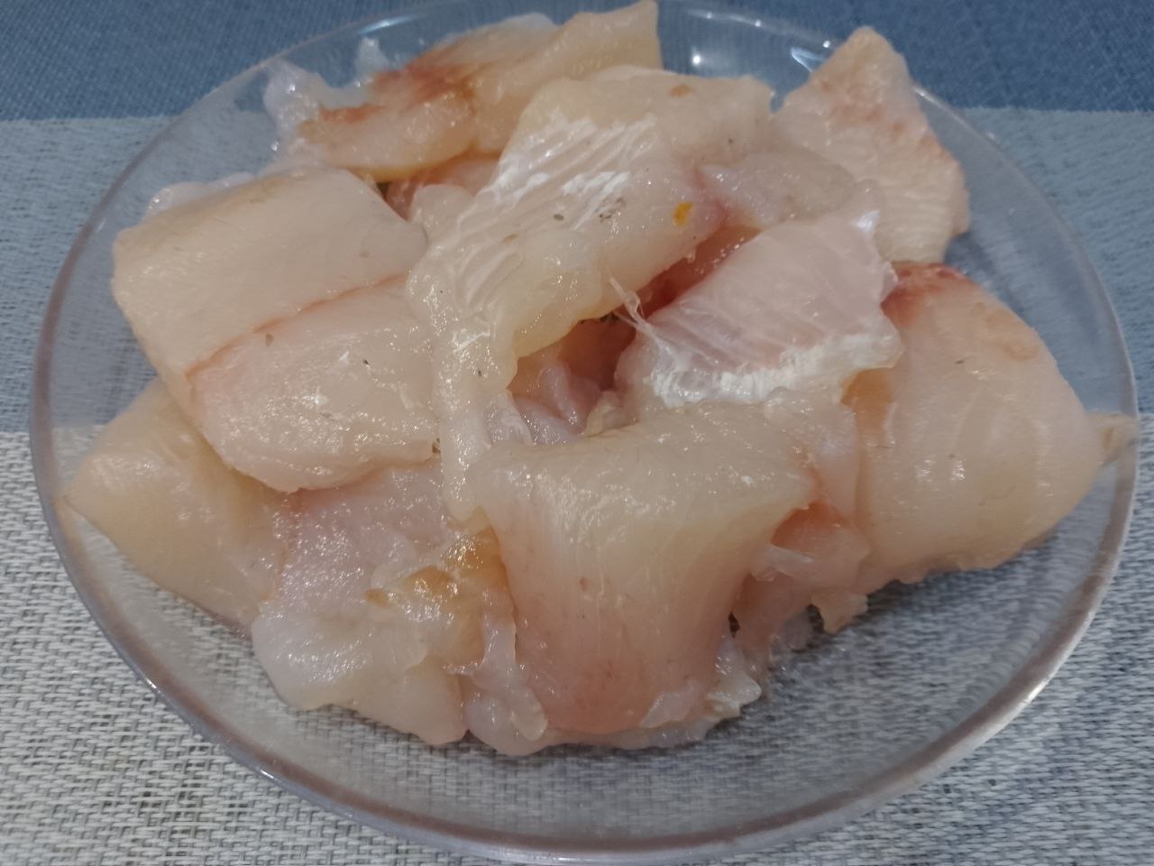 Щука тушеная с овощами, в томате: Из рыбы снимаем кожу и отделяем филе от костей. Филе разрезаем на небольшие полоски, солим по вкусу и перчим