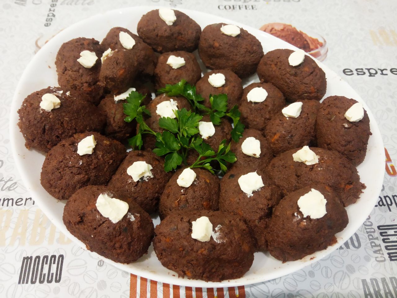 Паштет из свиной печени, вкусно и сытно: Из печеночной массы формируем небольшие шарики.
