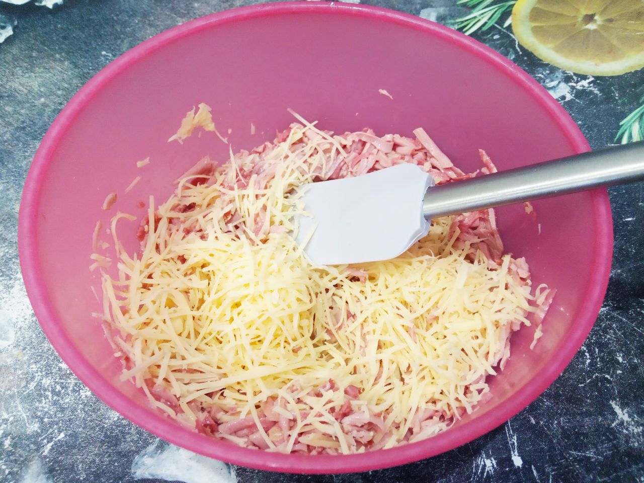 Горячие бутерброды на завтрак, просто и вкусно: Соединяем взбитые яйца, тертый сыр и колбасу, хорошо размешиваем.