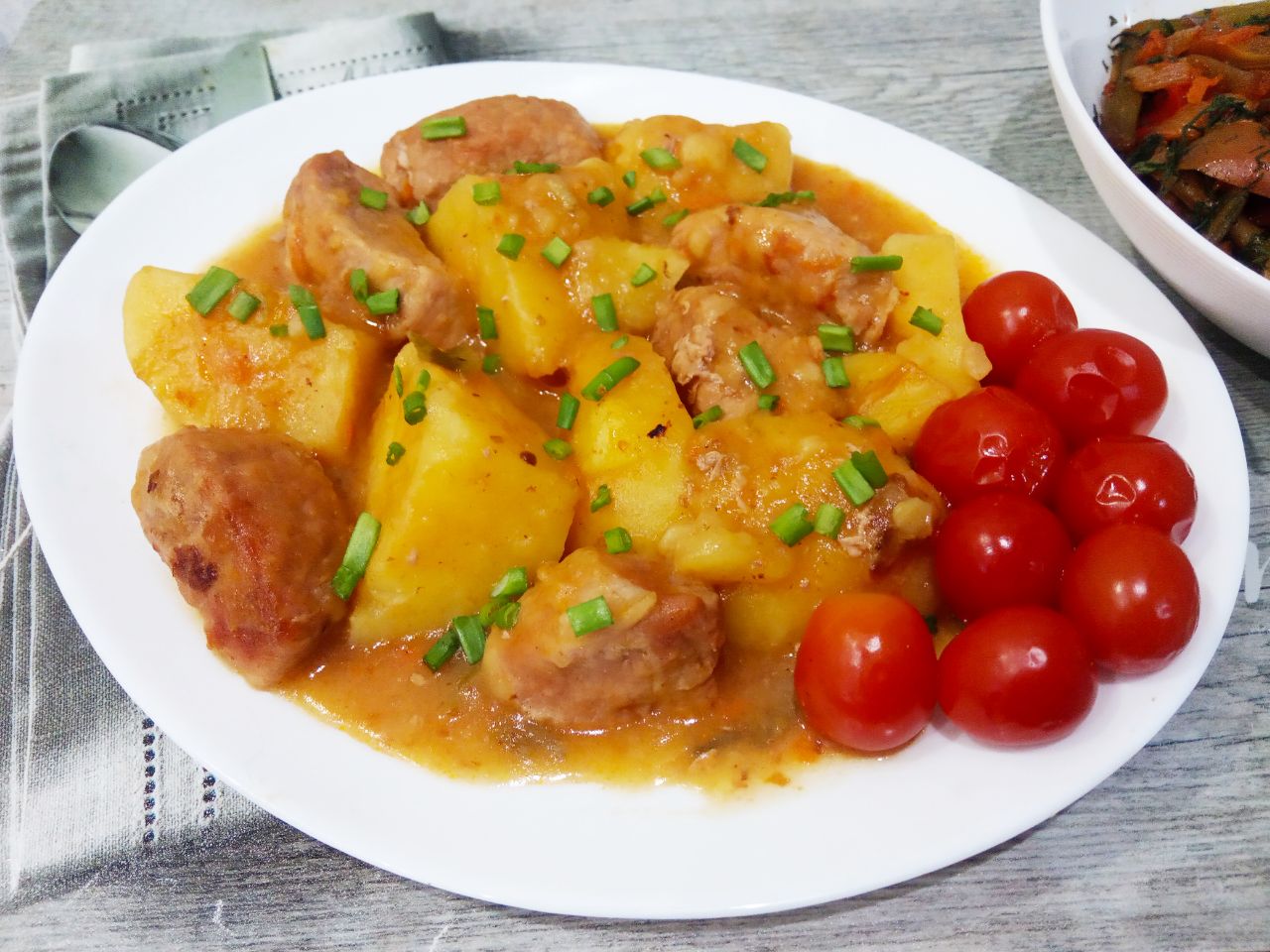 Картофель тушеный со свининой и овощами, сытный и аппетитный