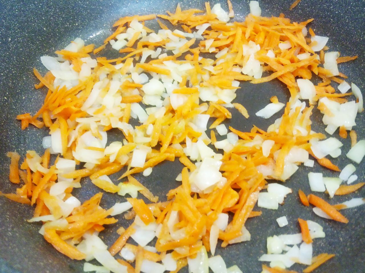 Киноа с мясом и овощами, полезно и сытно: Добавляем морковь и обжариваем несколько минут.