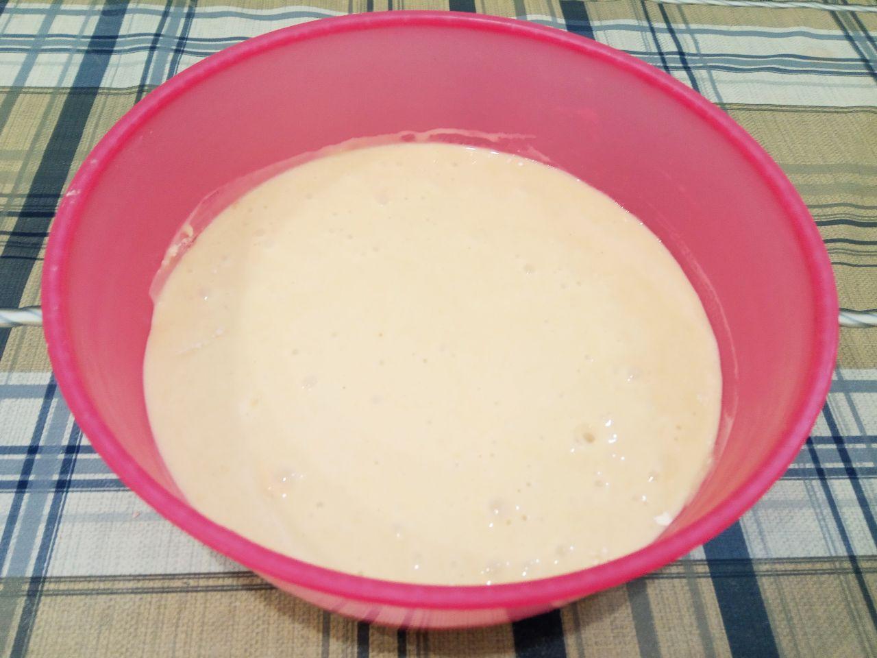 Простой рецепт пирога напоминающий торт, просто и вкусно: Муку просеиваем через мелкое сито и добавляем в смесь, перемешиваем миксером, тесто не должно быть густым.