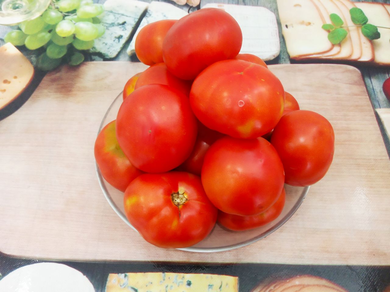 Запеченные помидоры с мясной начинкой и сыром: Помидоры промываем водой, срезаем плодоножки и середину из помидор вынимаем ложкой.