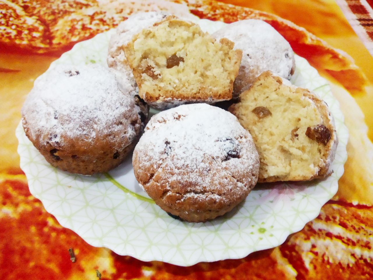 Мягкие и рассыпчатые кексы с изюмом и творогом: Кексы достаем из духовки и охлаждаем в формочках, затем достаем кексы и посыпаем сахарной пудрой.
