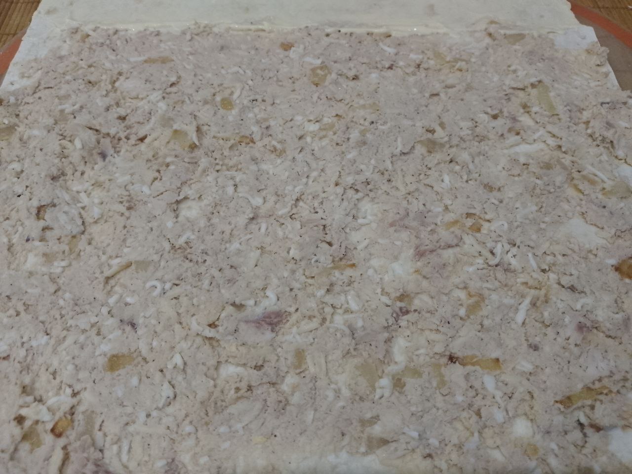 Лаваш с мясной начинкой, на сковороде, вкусный и аппетитный: На лаваше распределяем равномерно мясную начинку не до края примерно до двух сантиметров. Края лаваша