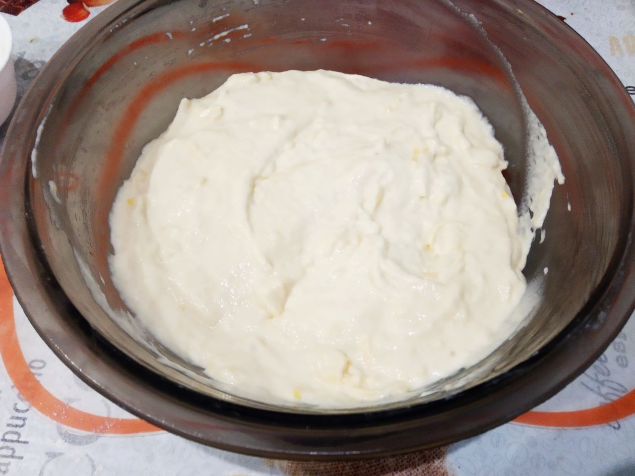 Заливной мясной пирог на кефире с сыром, вкусный и аппетитный: Добавляем тертый сыр, перемешиваем.