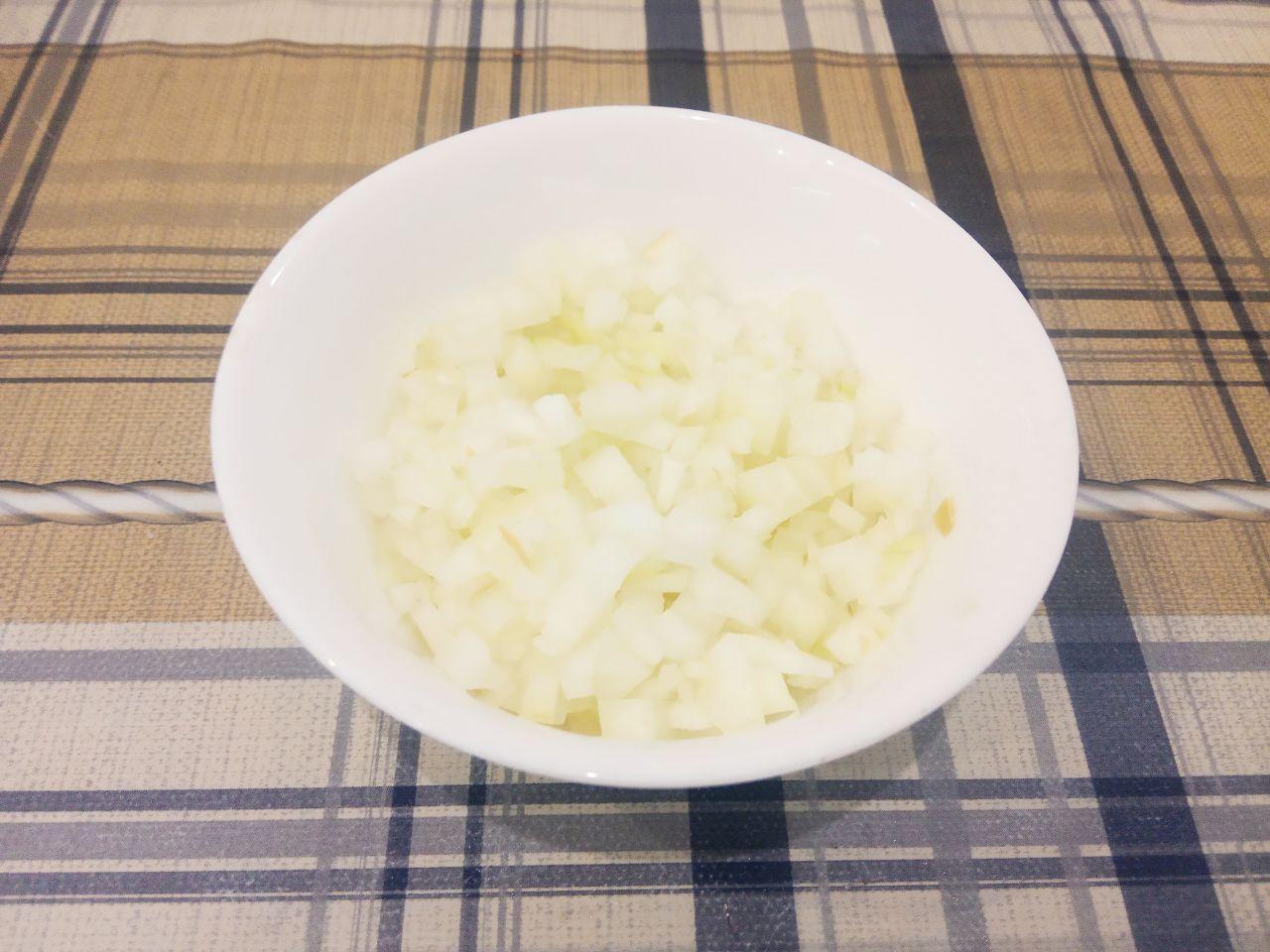 Нежные капустные оладьи с фаршем, вкусно и сытно: Лук очищаем, промываем, мелко нарезаем и кладем в емкость с капустой.