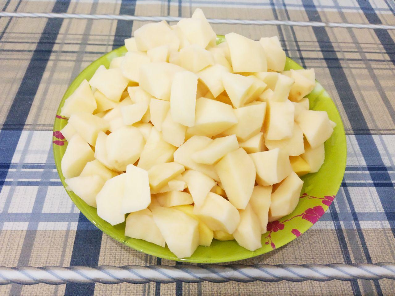 Простой рецепт рассольника с рисом и солеными огурцами: Картофель очищаем от кожуры, промываем и нарезаем кубиками, кладем в бульон.