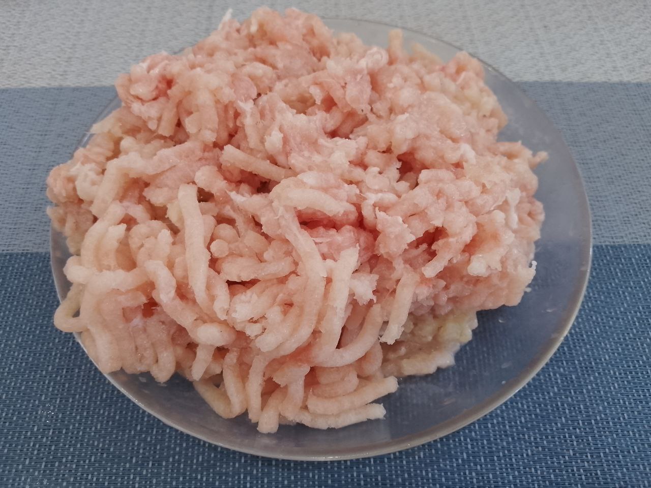 Рулетики из куриного фарша в беконе, в духовке: Куриное мясо промываем, просушиваем и пропускаем через мясорубку.