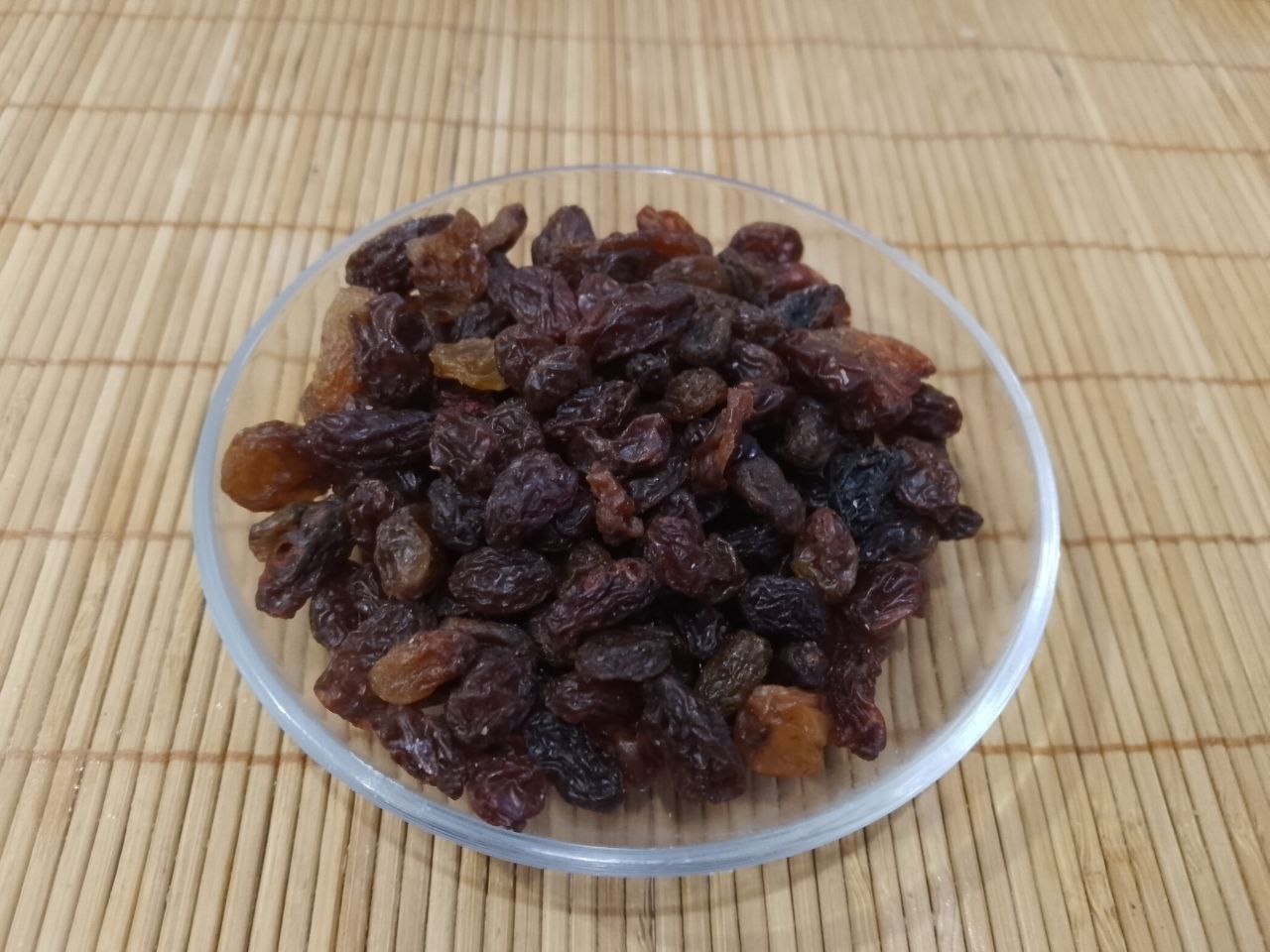 Печенье с изюмом на майонезе, просто и вкусно: Изюм перебираем, промываем горячей водой и просушиваем.