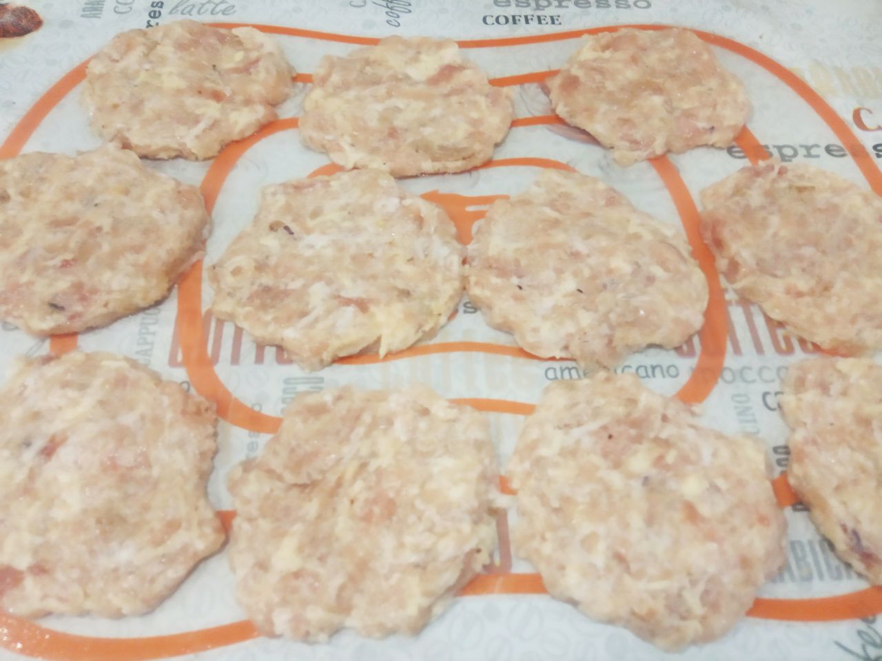 Мясные конвертики с сыром, жареные на сковороде: Котлетную массу разделяем на шарики, которые руками разравниваем формой кружочков.