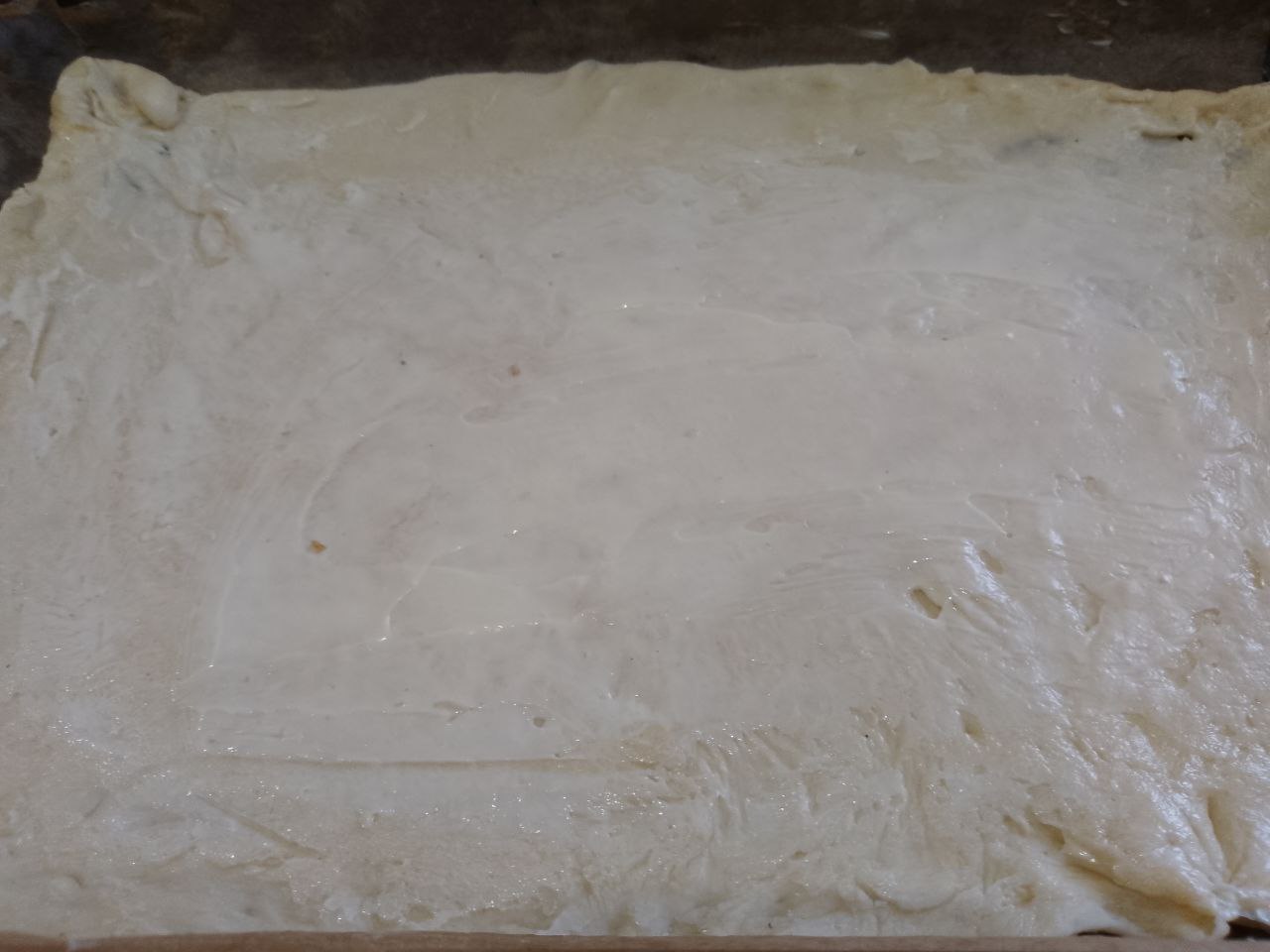 Домашняя пицца с шампиньонами, колбасой, помидорами и сыром: Каждую часть раскатываем тонким листом. Моим близким больше по вкусу, чтобы слой теста был тонким. Противень