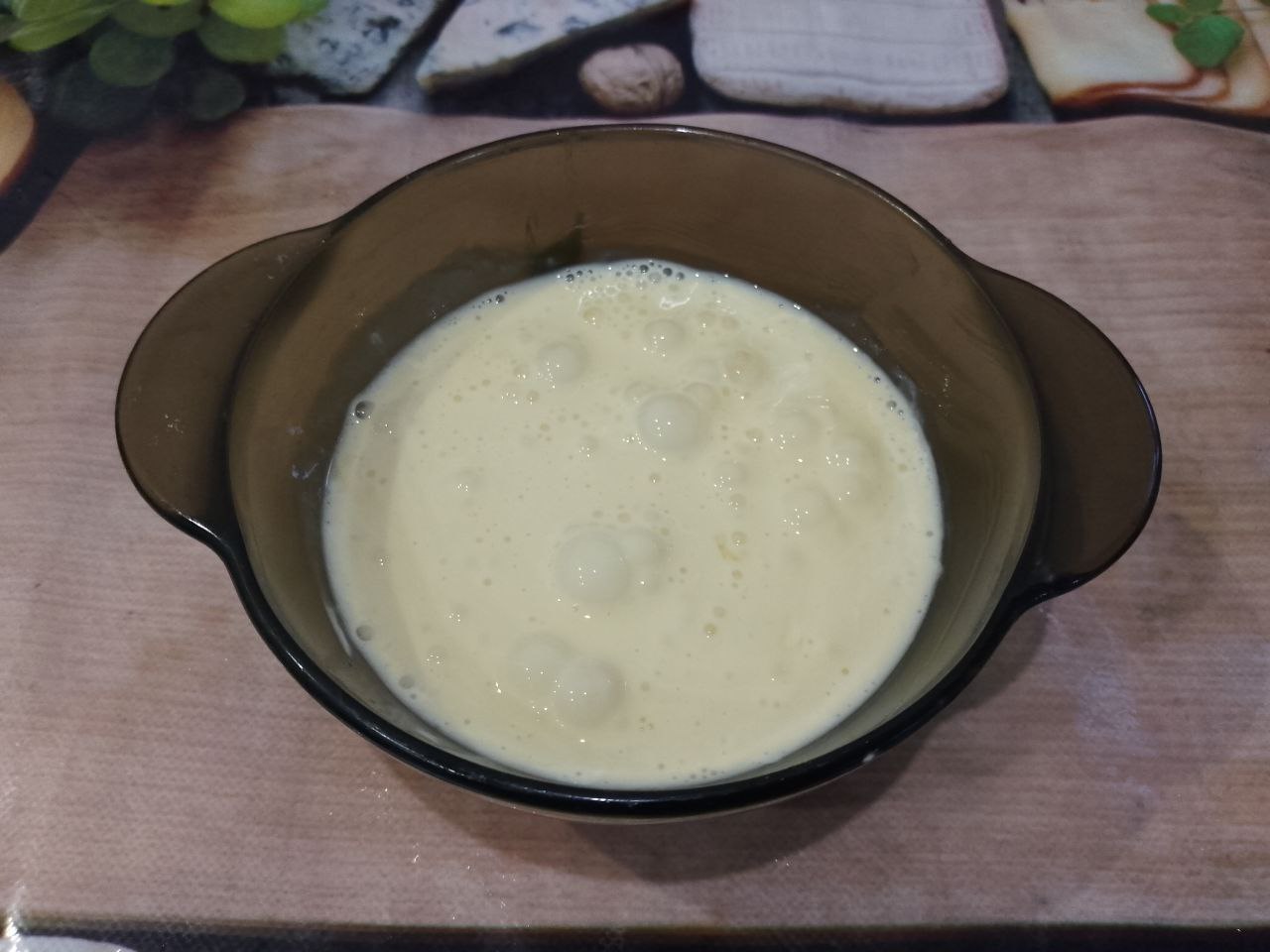 Салат вкусный, сытный и аппетитный, просто и быстро: Для приготовления яичных блинов, яйца размешиваем с майонезом до однородной консистенции.
