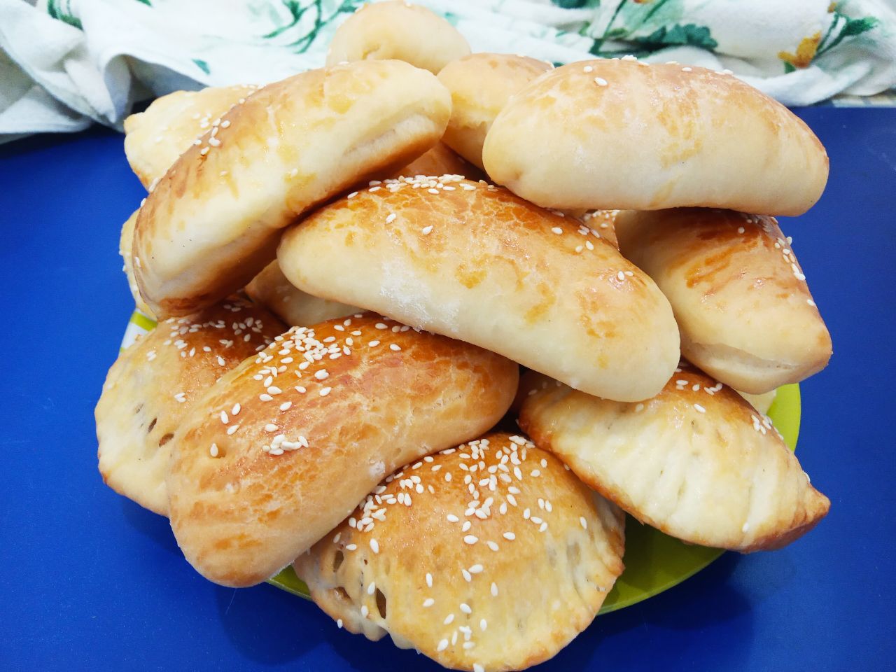 Пирожки с мясной начинкой и кунжутом, просто и вкусно