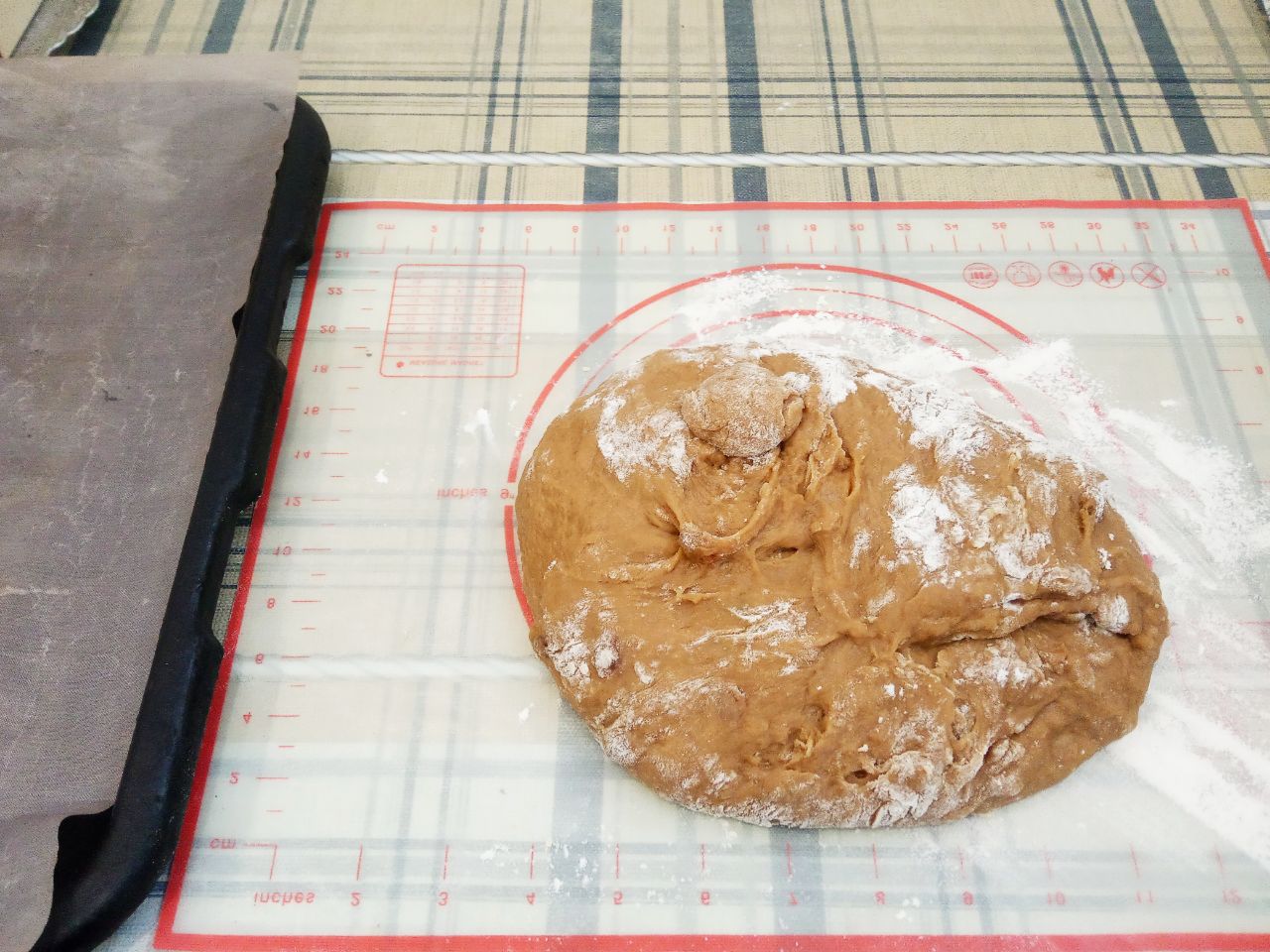 Кофейное печенье с изюмом на растительном масле, мягкое и воздушное: Выкладываем тесто на посыпанную мукой поверхность и замешиваем мягкое, нежное тесто.