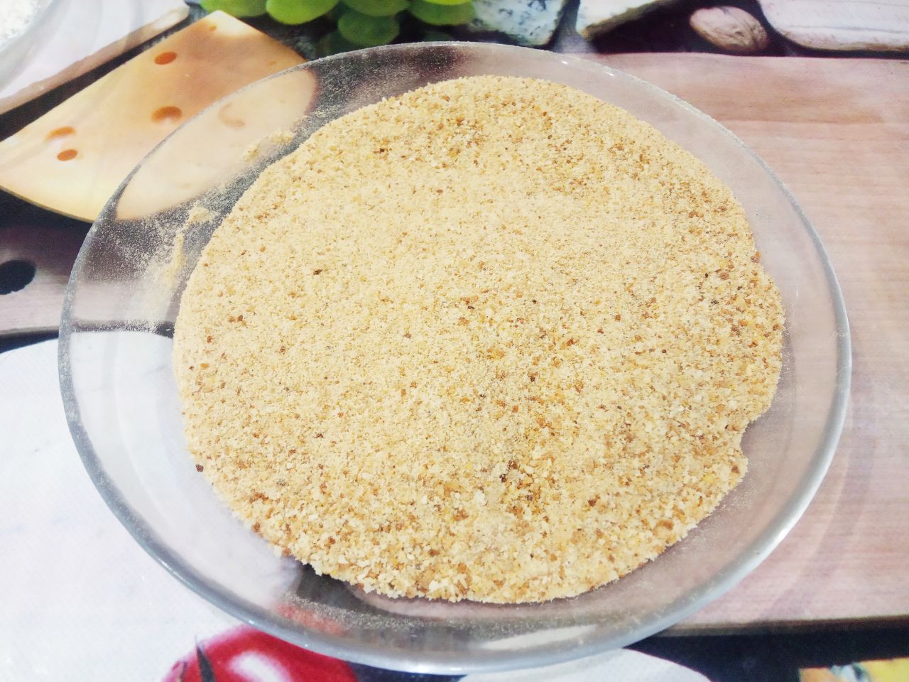 Вкусный и аппетитный завтрак из ветчины и сыра, в кляре: В другую тарелку панировочные сухари.