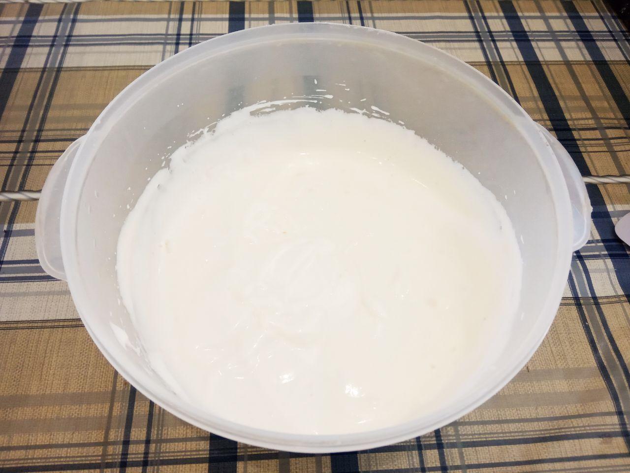 Кексы из бисквитного теста, быстро и вкусно: Добавляем частями желтки и размешиваем миксером на малой скорости.