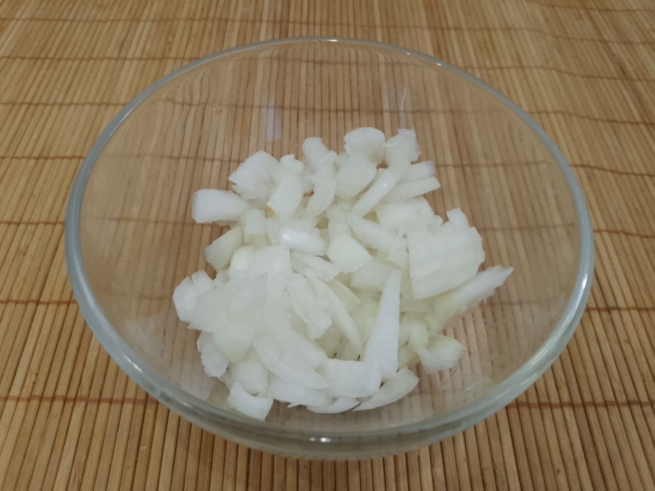 Горячие бутерброды с куриным мясом и сыром, сытные и аппетитные: Лук очищаем, промываем и измельчаем.
