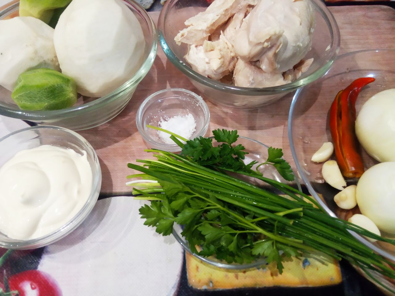 Салат из куриного мяса, редьки и жареного лука, сытный и вкусный