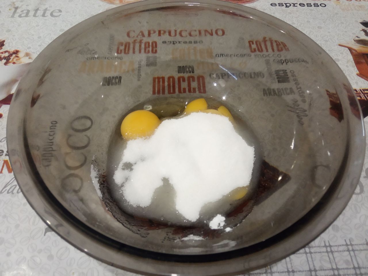 Домашнее печенье из манной крупы, просто и вкусно: Разбиваем яйца в чашу, добавляем сахар, ванилин по вкусу и щепотку соли, взбиваем венчиком.