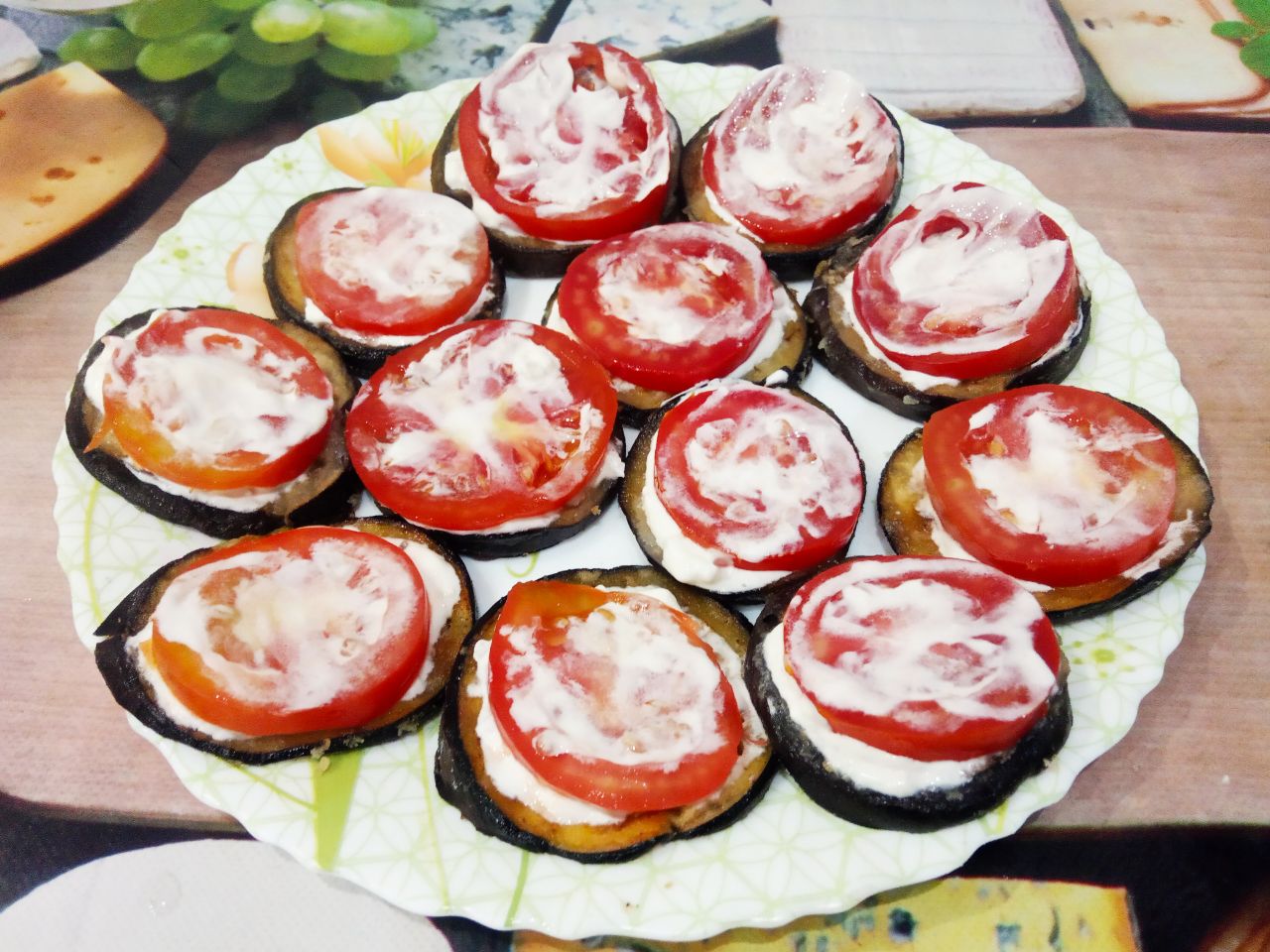 Жареные баклажаны, с помидорами и сметанным соусом: Кружочки помидоров также смазываем соусом.