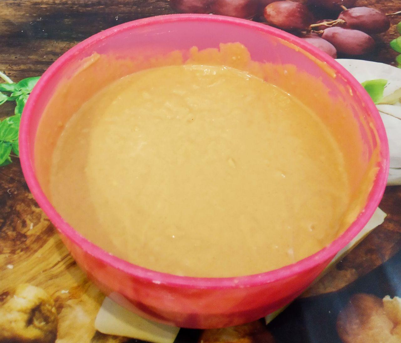 Вкусный и ароматный кофейный торт с заварным сливочным кремом: Белки взбиваем до стойкой пены и осторожно добавляем в тесто, размешиваем.