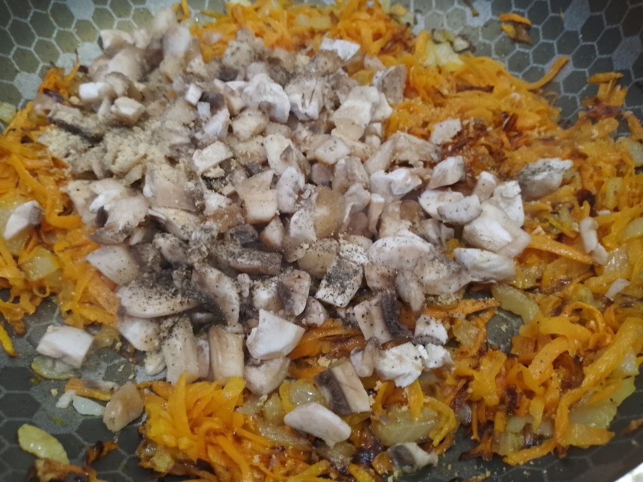 Грибы запеченные в духовке с морковью и луком, сочные и вкусные: Кладем измельченные ножки, добавляем специи и обжариваем ещё несколько минут.