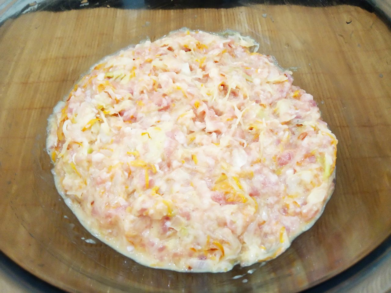 Котлеты из свежей капусты и фарша, сочные и вкусные: Соединяем капусту, лук с морковью, яйца, сухой чеснок, соль и перец по вкусу. Котлетную массу тщательно