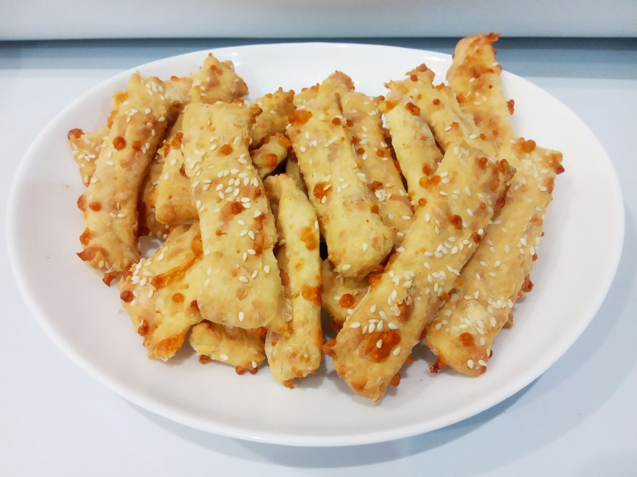 Соленое печенье с сыром, хрустящее и аппетитное: Испеченное печенье выкладываем на блюдо и подаем к столу. Печенье вкусное, хрустящее и аппетитное.