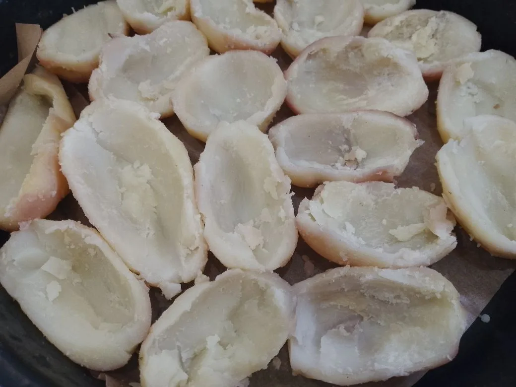 Картофель с начинкой из куриного мяса, шампиньонов и сыра: Затем очищаем кожуру, если очистить сразу кожуру, а потом разрезать и вычищать середину, картофель может