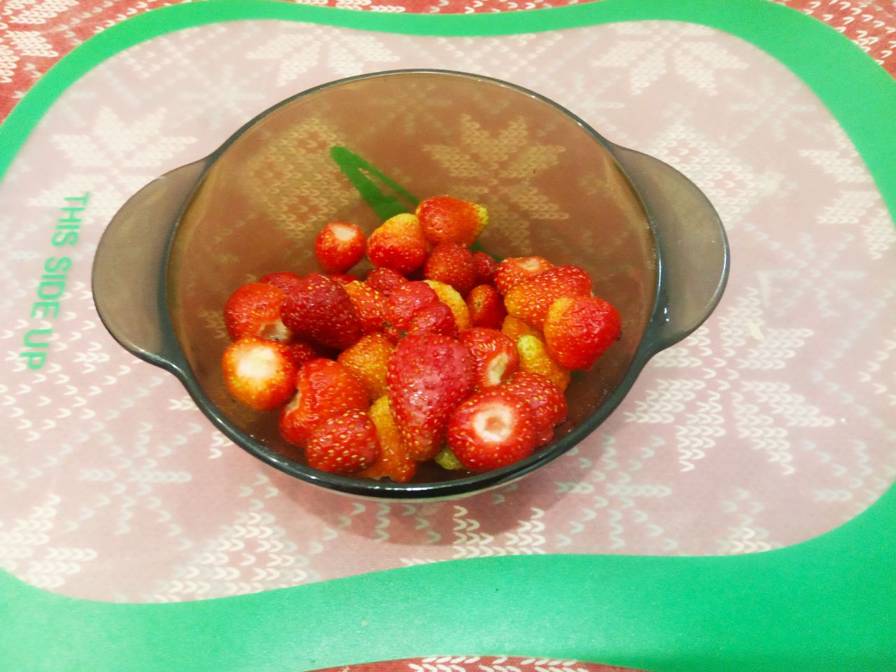 Шоколадный молочный пирог с клубникой: Клубнику промываем, просушиваем и если крупные ягоды разрезаем на две или три части.