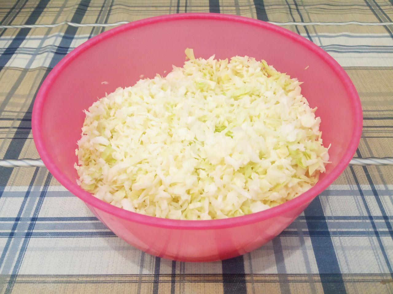 Нежные капустные оладьи с фаршем, вкусно и сытно: Капусту шинкуем мелко, заливаем кипятком и накрываем крышкой. Через 10 15 минут с капусты сливаем жидкость.