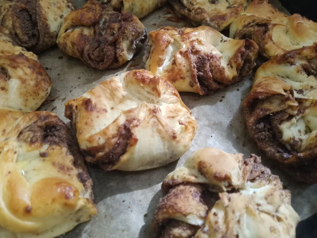 Булочки с начинкой из шоколадной крошки, воздушные и ароматные: Разогреваем духовку до 180 С и ставим булочки для выпекания. Выпекаем булочки до готовности около 20-30 минут.