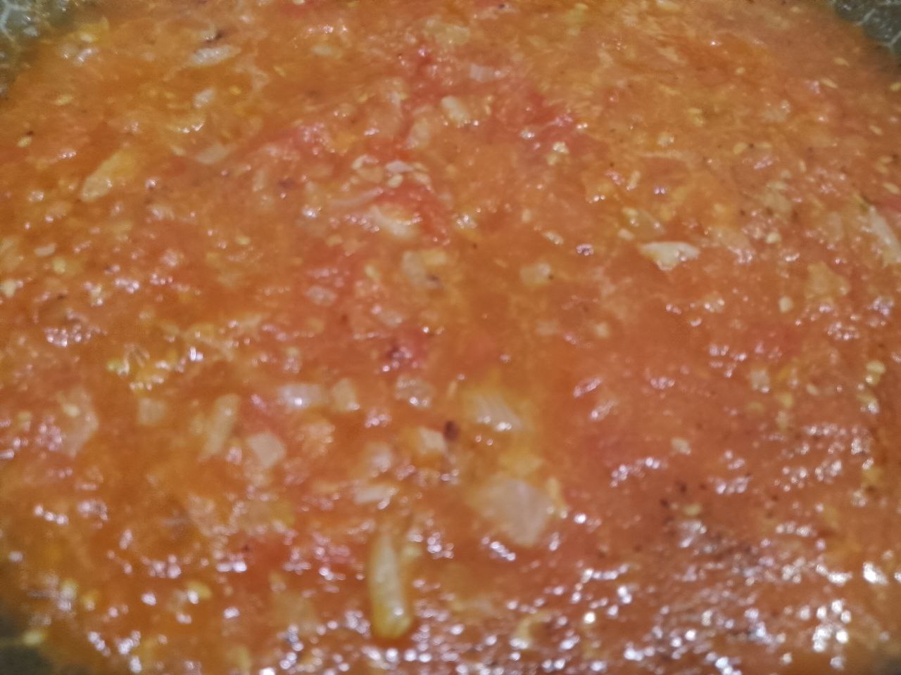 Макаронная запеканка с курицей, сыром и помидорами: Добавляем протертые помидоры и тушим несколько минут.