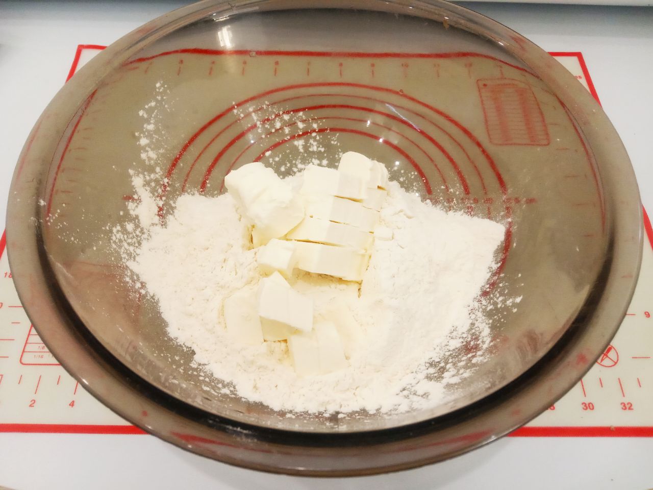Соленое печенье с сыром, хрустящее и аппетитное: Два стакана муки смешиваем с солью и добавляем измельченное холодное масло, растираем в мелкую.