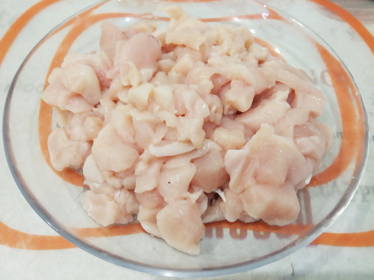 Заливной мясной пирог на кефире с сыром, вкусный и аппетитный: Филе промываем, просушиваем и мелко нарезаем.