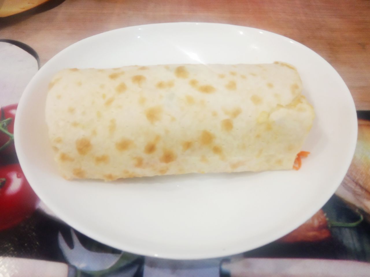 Лаваш с начинкой из сыра, овощей и мяса, просто и вкусно: Лаваш с начинкой сворачиваем с той стороны, что длиннее в виде рулета и кладем на пару часов в холодильник.