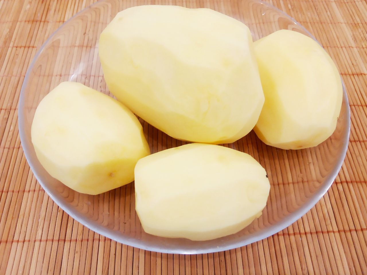 Картофельные блины со сметаной, вкусные и аппетитные: Картофель очищаем, промываем и натираем на мелкой терке.