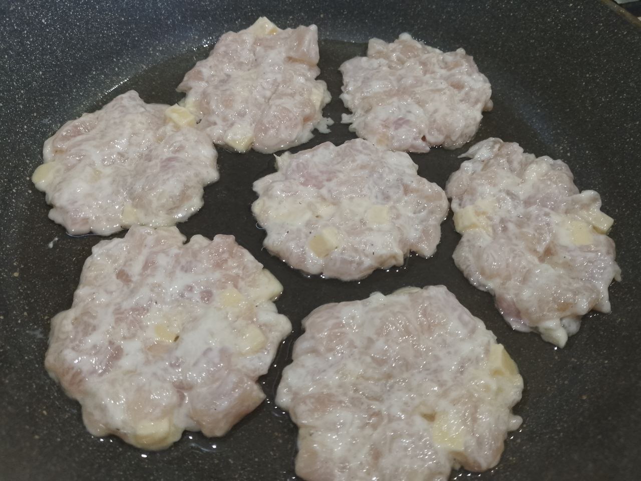 Котлеты из рубленого куриного филе и сыра: Разогреваем сковороду с растительным маслом и ложкой формируем и разравниваем котлеты.