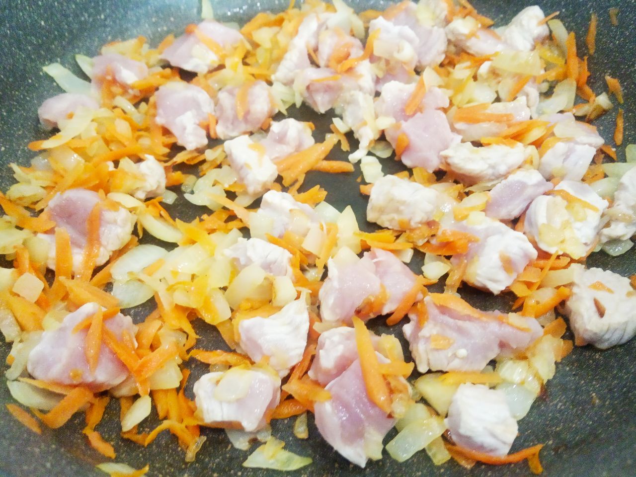 Киноа с мясом и овощами, полезно и сытно: Выкладываем на сковороду кусочки мяса, солим, перчим по вкусу и обжариваем на слабом огне.